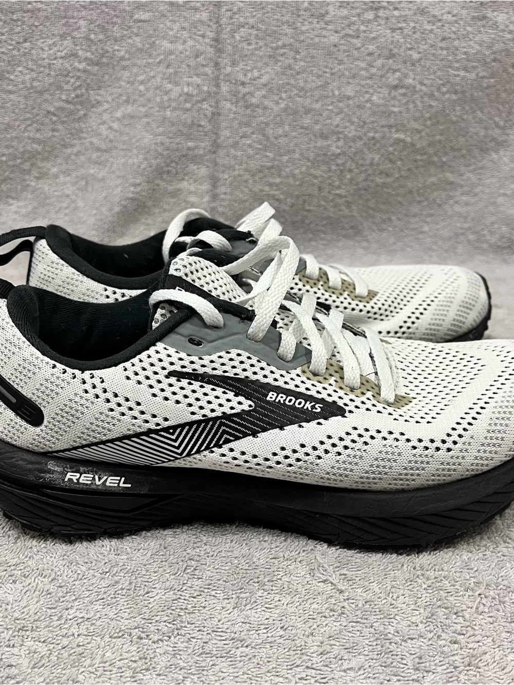 Brooks Revel 6 Walking Running Sneakers Shoes Women’s Size 6 Black White (read)